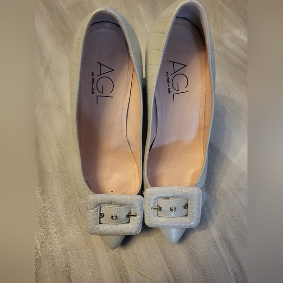 Women's dress shoes in ivory/cream. Size 37 1/2. Which is size 7m to us. - Picture 1 of 4